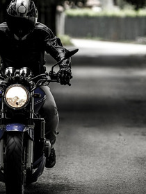 ¿Por qué es importante buscar marcas de ropa de motos fiables?