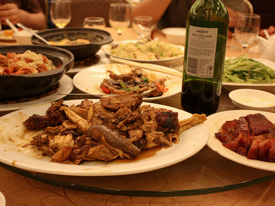 ¿Es más barato comer en un restaurante o pedir la comida para casa?